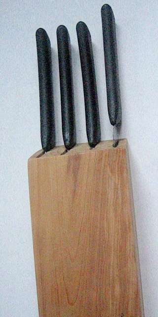 Подставка для ножей из светлого дерева с ножами