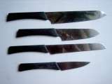 Подставка для ножей из светлого дерева с ножами