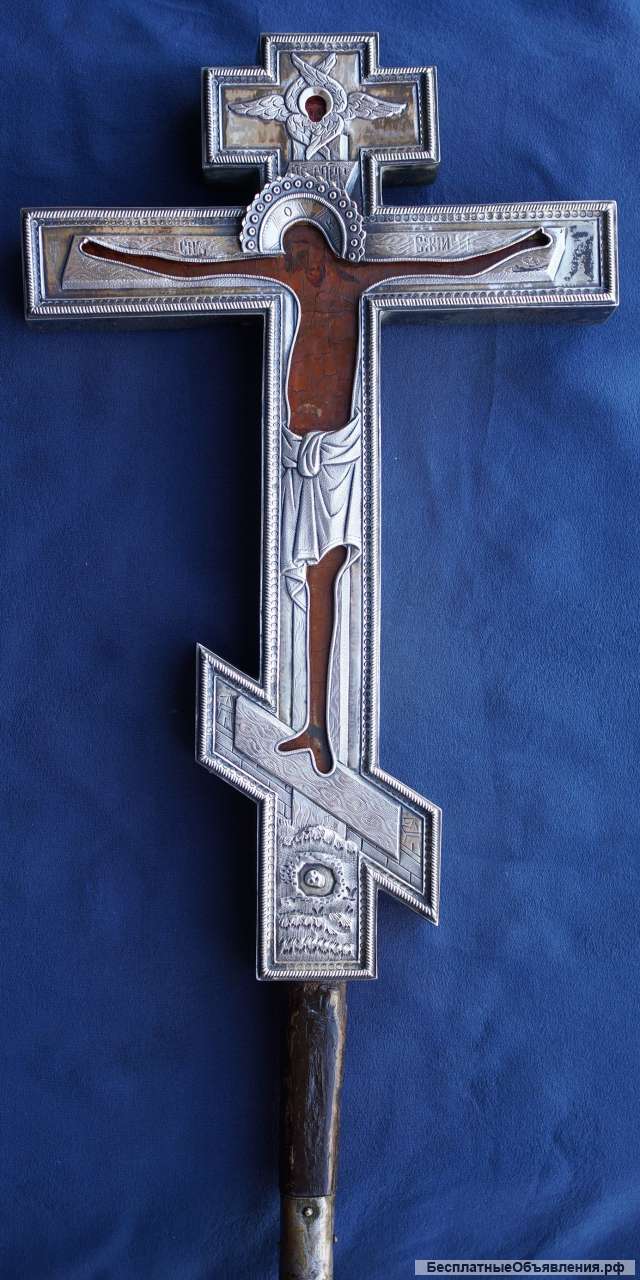 Старинный выносной крест в серебряной ризе. Поставщик Двора А. М. Постниковъ. Москва, 1882 год.