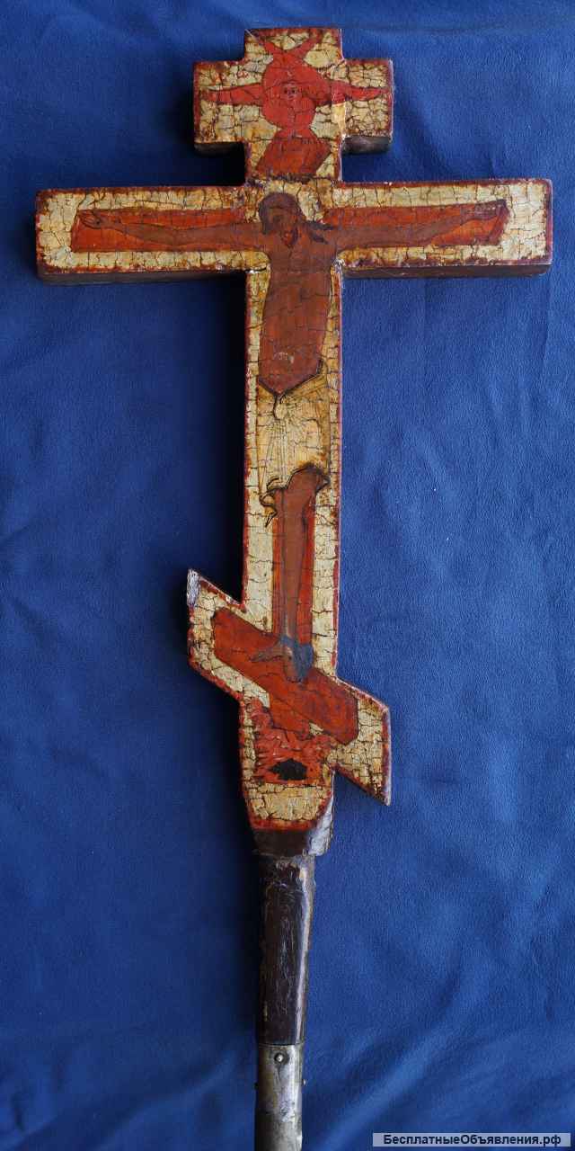 Старинный выносной крест в серебряной ризе. Поставщик Двора А. М. Постниковъ. Москва, 1882 год.