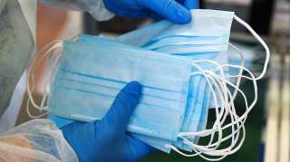 Маска трехслойная на резинке