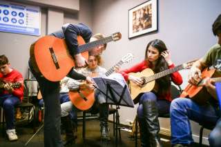 Обучение игре на Гитаре и Вокалу для взрослых и детей