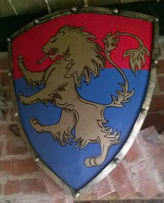 Декор в виде геба на щите