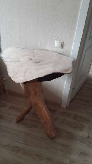 Деревянный стол