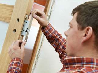 Монтаж межкомнатных дверей