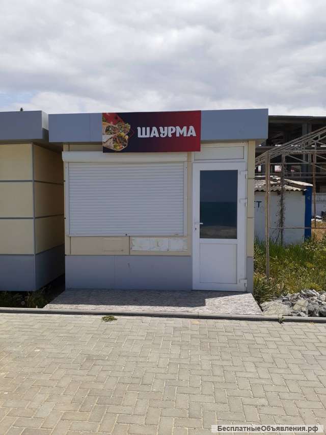 На берегу моря под фастфуд