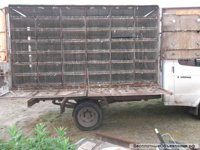 Два каркаса для перевозки птицы