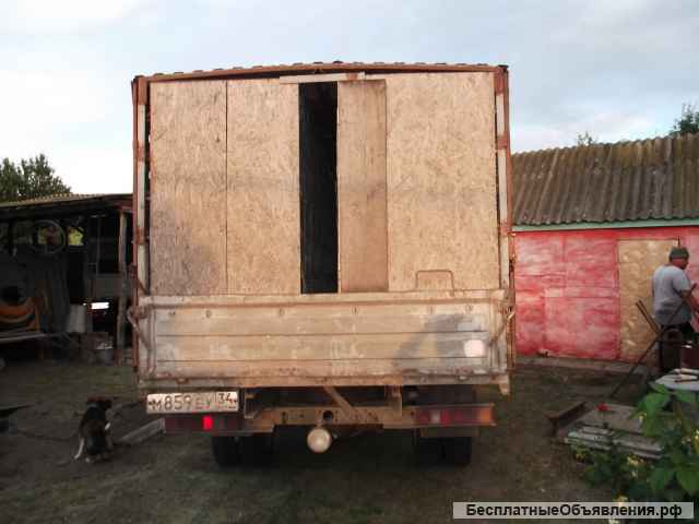 Два каркаса для перевозки птицы