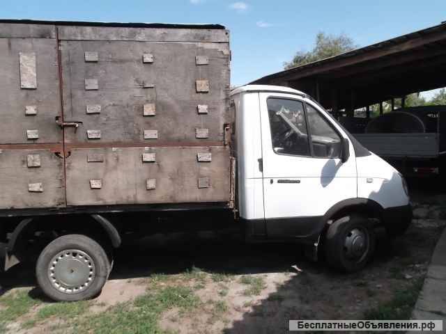 Два каркаса для перевозки птицы