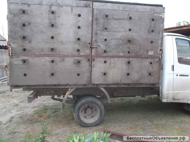 Два каркаса для перевозки птицы