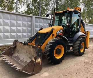 Аренда экскаватора-погрузчика в Москве. Гидромолот, узкий ковш.