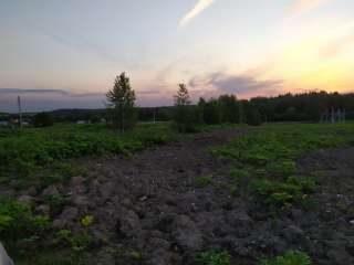 27 соток возле водохранилища, в жилой деревне, рядом лес. Недалеко магазины, остановка автобуса