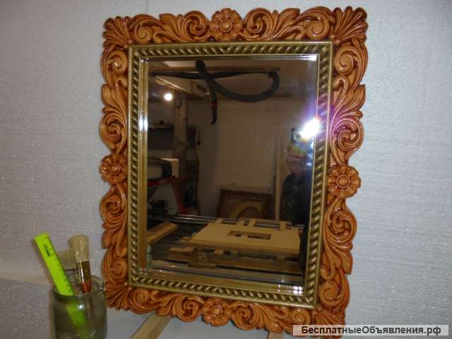 Зеркало настенное в резной деревянной раме