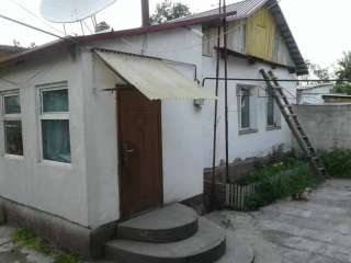 Г Бишкек /центр Продается два дома на одном участке