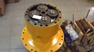 Редуктор поворота башни экскаватора