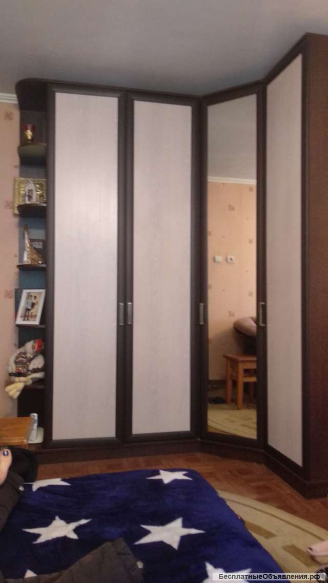 Угловой шкаф и полка под телевизор