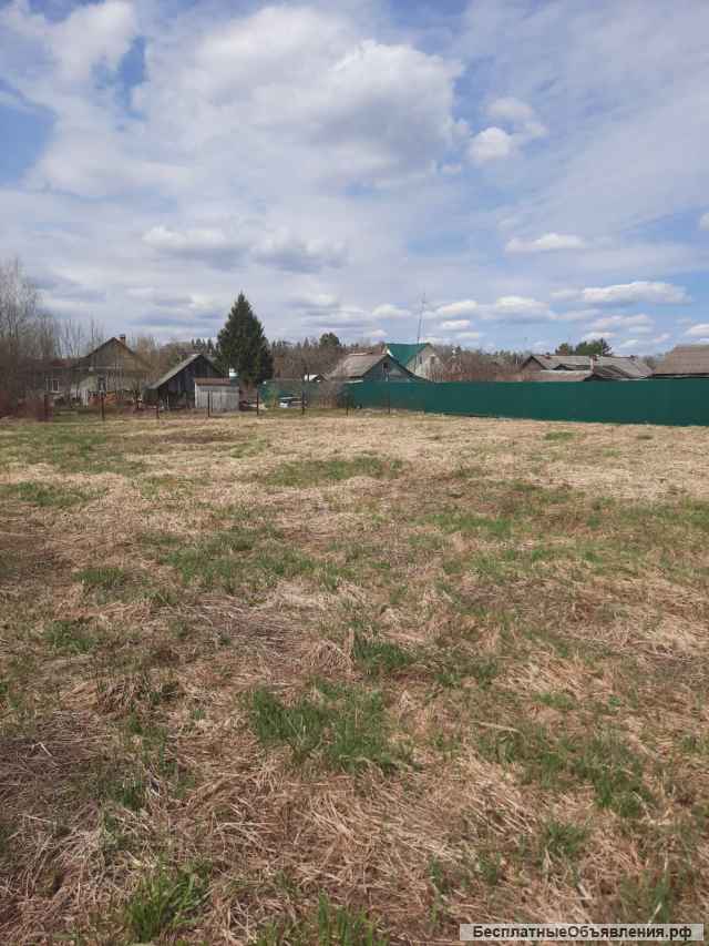 Участок в жилой деревне у водохранилища и леса. ЛПХ