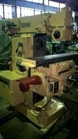 Широкоуниверсальный консольно-фрезерный станок 6Р81Ш