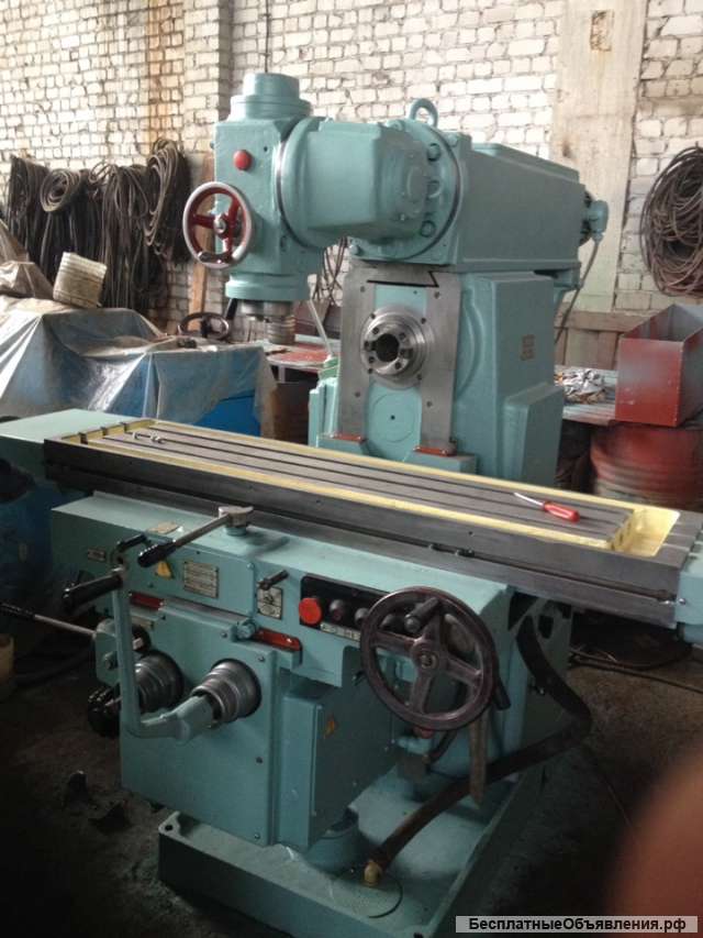 Широкоуниверсальный консольно-фрезерный станок 6Р82Ш