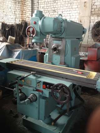 Широкоуниверсальный консольно-фрезерный станок 6Р82Ш