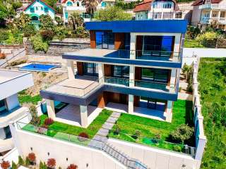 Элитный трёхэтажный дом в стиле хай-тек. Сочи, микрорайон Приморье