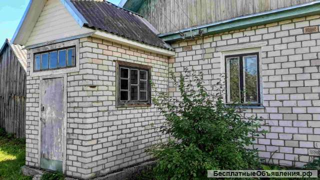 Кирпичный дом с хоз-вом и баней рядом с речкой, 50 соток земли