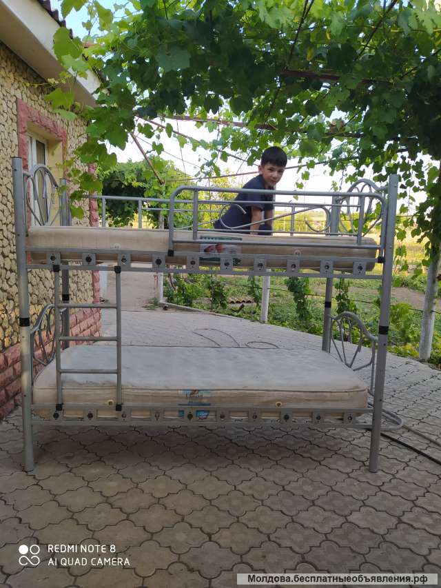 Двухъярусную кровать с матрасами
