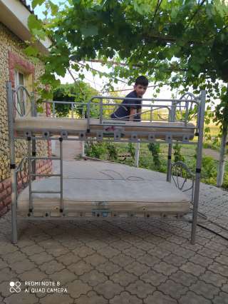 Двухъярусную кровать с матрасами