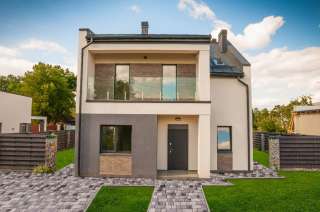 Дом, расположен в закрытом коттеджном городке с Романков