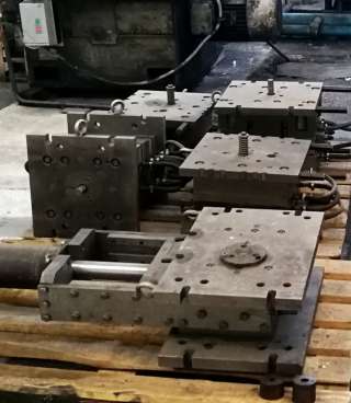 Пресс-форма для изготовления контейнеров