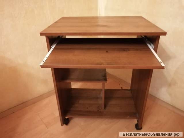Компьютерный стол на колёсиках продаю