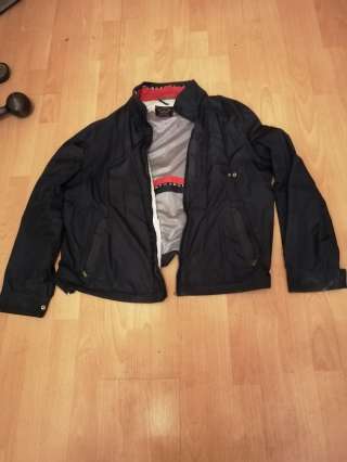 Мужскую куртку ветровку, размер L продаю