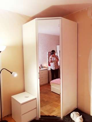 Угловой шкаф, офигенный, белый с зеркалом продаю