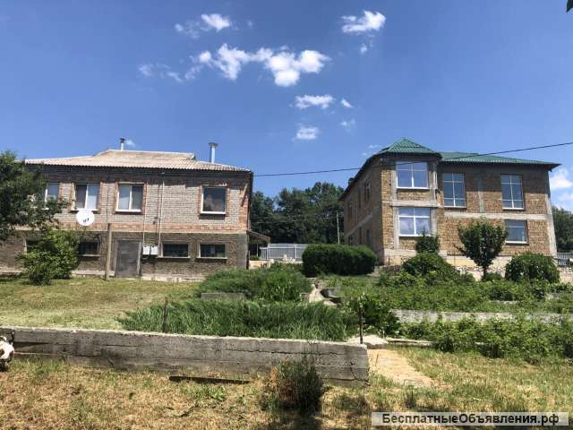 На участке два дома, территория 25 сот. Рядом с морем.