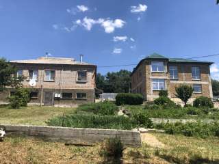 На участке два дома, территория 25 сот. Рядом с морем.