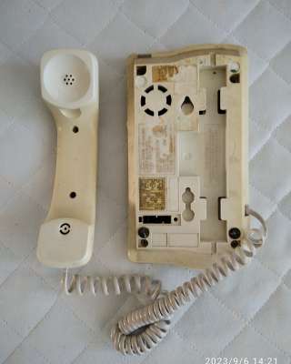 Телефон проводной, современный, кнопочный