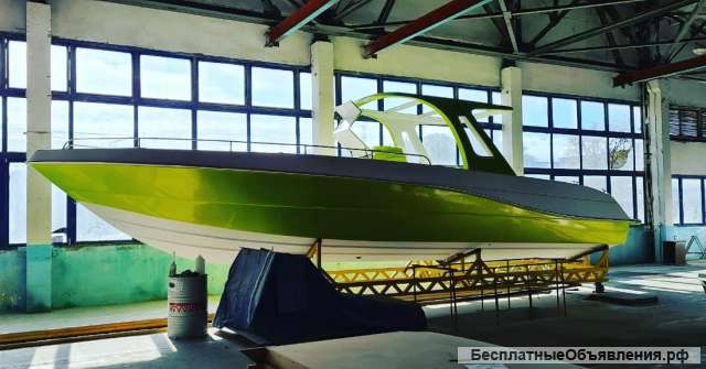 Прогулочная яхта длиной 38 ft c центральной консолью водоизмещением 3,6т