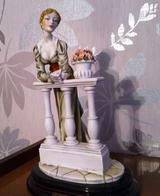 Статуэтка Леди на балконе Каподимонте Бергер