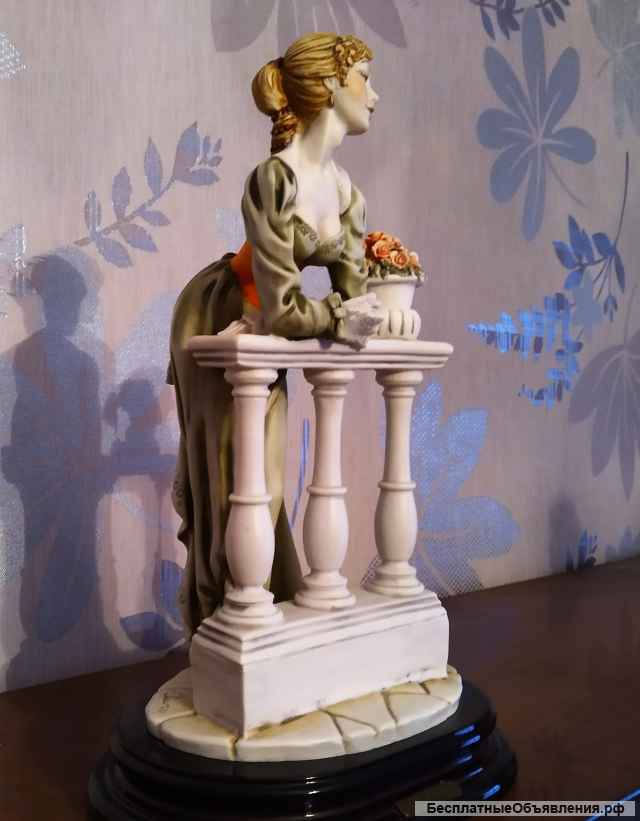 Статуэтка Леди на балконе Каподимонте Бергер