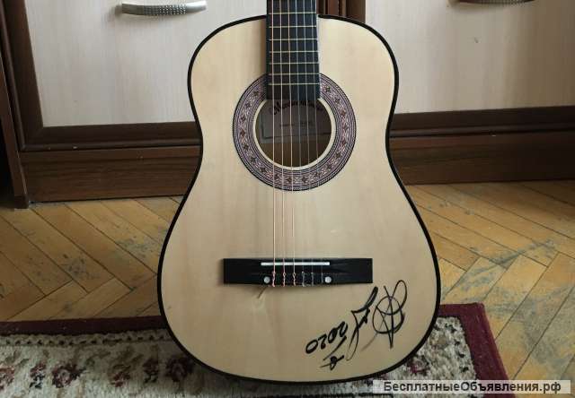 Гитара с автографом актёра