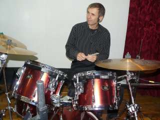 Обучаю игре на барабанах