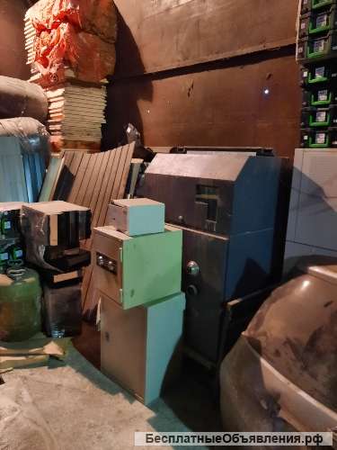 3 сейфа и встраиваемый банкомат