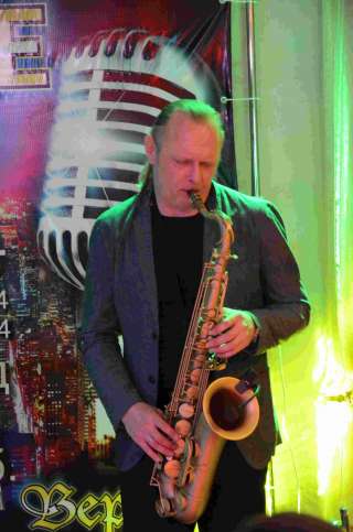 Наслаждайтесь звуками саксофона