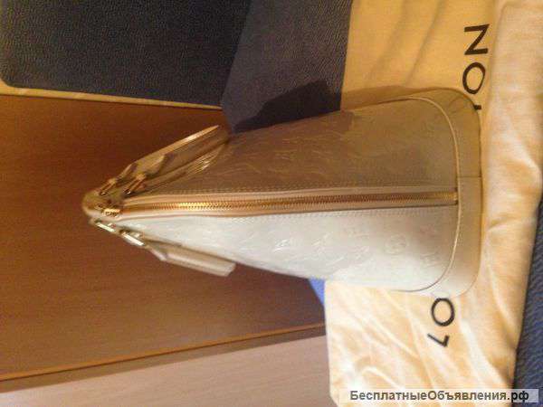 Сумку Louis Vuitton