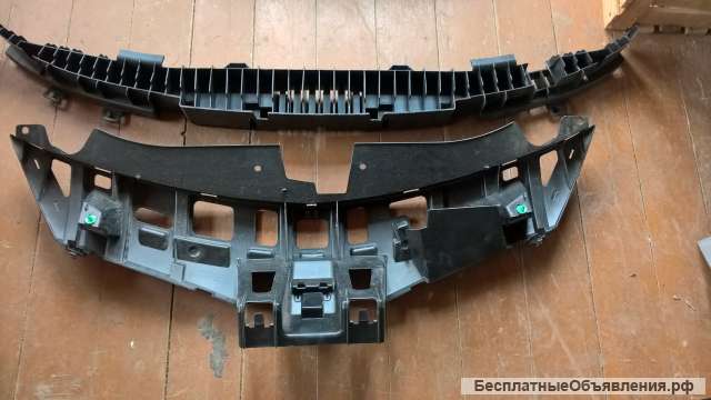 Усилитель бампера верхний для Рено Клио 3. Пластиковый. Renault Clio 3.