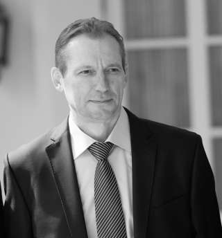 Наша позиция: "Стремись не к тому, чтобы добиться успеха, а к тому, чтобы Твоя жизнь имела смысл" то