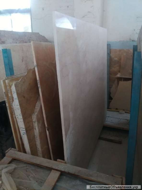 Природные мрамор и оникс обладают большим количеством вариаций с учетом цвета, фактуры и текстуры