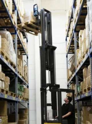 Водитель ричтрак (узкопроходник штабелер)