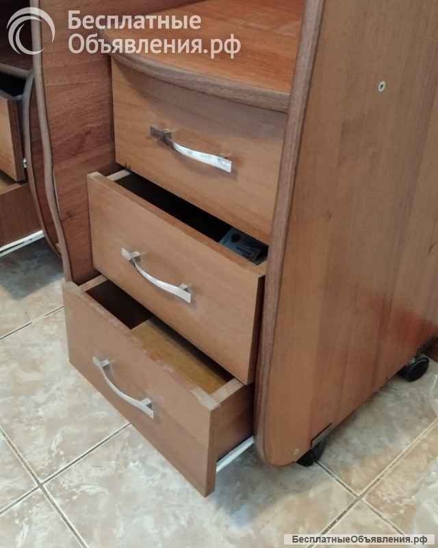 Стол письменный / компьютерный с полками