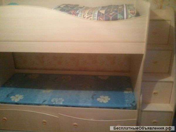 Двухярусная детская кровать